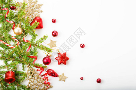 圣诞假期作文空白广告节日创意图案带丝的圣诞红色装饰节日球雪花白色背景的圣诞树背景图片