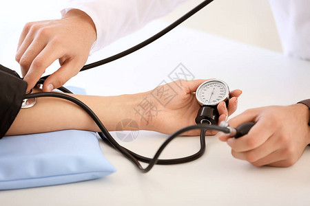 男医生在医院测量女病人的血压图片