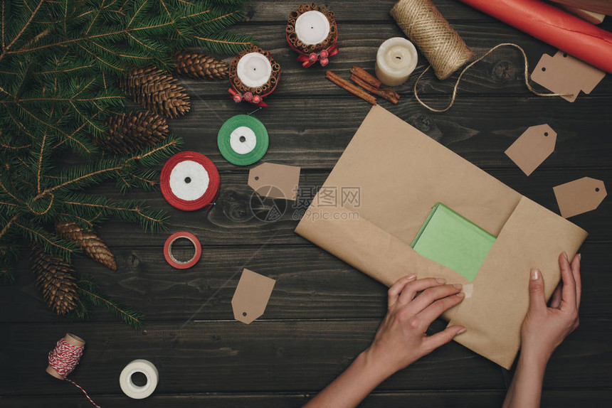 女用Kraft纸包着圣诞节礼图片
