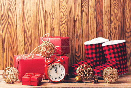 圣诞礼物装在木桌上的红色盒子里与装饰品的圣诞节背景寒假概念带金图片