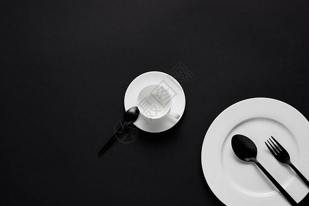 黑桌上板杯黑勺子和叉图片