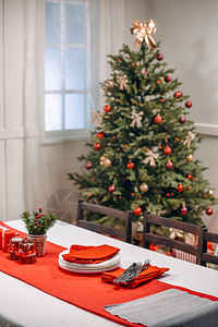 带餐具的圣诞餐桌可在装饰中享用图片