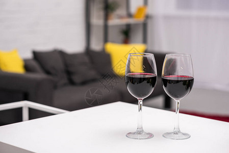 红葡萄酒近距离拍摄在桌子上在背景的图片