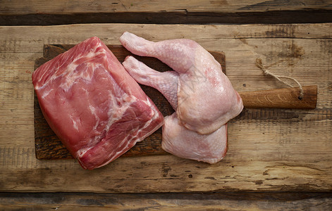 新鲜生猪肉和鸡肉图片
