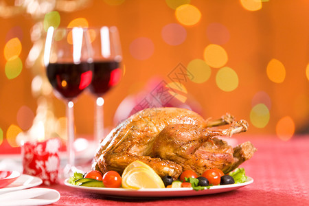 感恩节餐桌上的火鸡和红酒图片