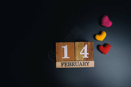 2月14日的Wooden日历节目红心在黑图片
