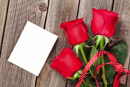 情人节玫瑰和木制背景的相框图片