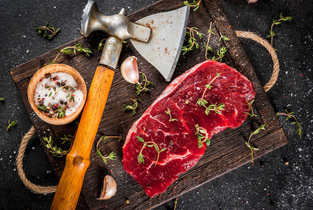 新鲜的生肉牛肉一块牛里脊肉图片