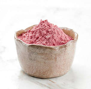 厨房桌子上的一碗粉红色干浆果粉图片