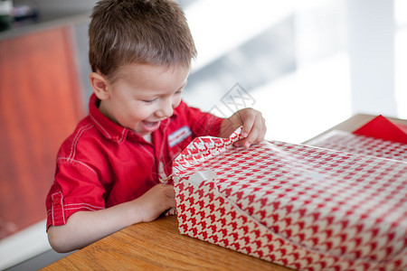 兴奋的小男孩打开生日礼物彩色图像5D图片
