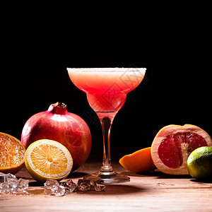 木桌上有成熟水果的红色酒精饮料图片