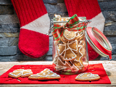 各种圣诞姜饼干桌上的玻璃罐子背景图片