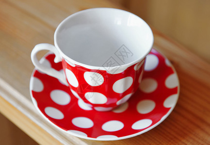 木桌上的红茶杯图片