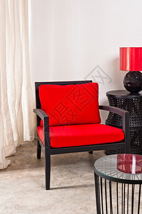 黑红椅和桌边在图片