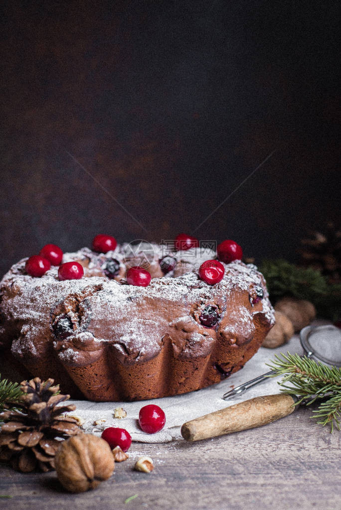 圣诞巧克力蛋糕和樱桃在老木头背景上冬假食物甜点概图片