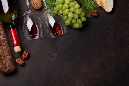 酒瓶和杯子葡萄坚果和面包顶视宽图片