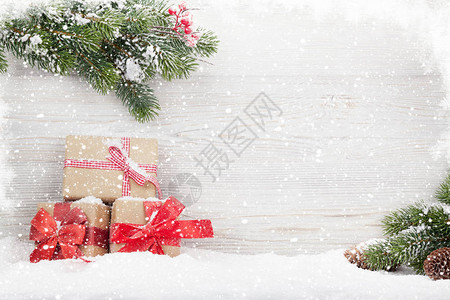 圣诞礼品盒和fir树枝图片