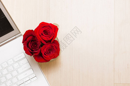 锅中美丽的红玫瑰花束图片