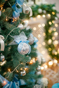 圣诞树下的礼物和礼品盒带蝴蝶结的米色盒子新年装饰的房子内图片