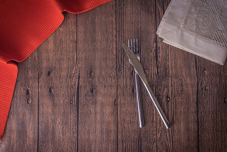 木桌上的叉子和刀子和厨房毛巾顶视图图片