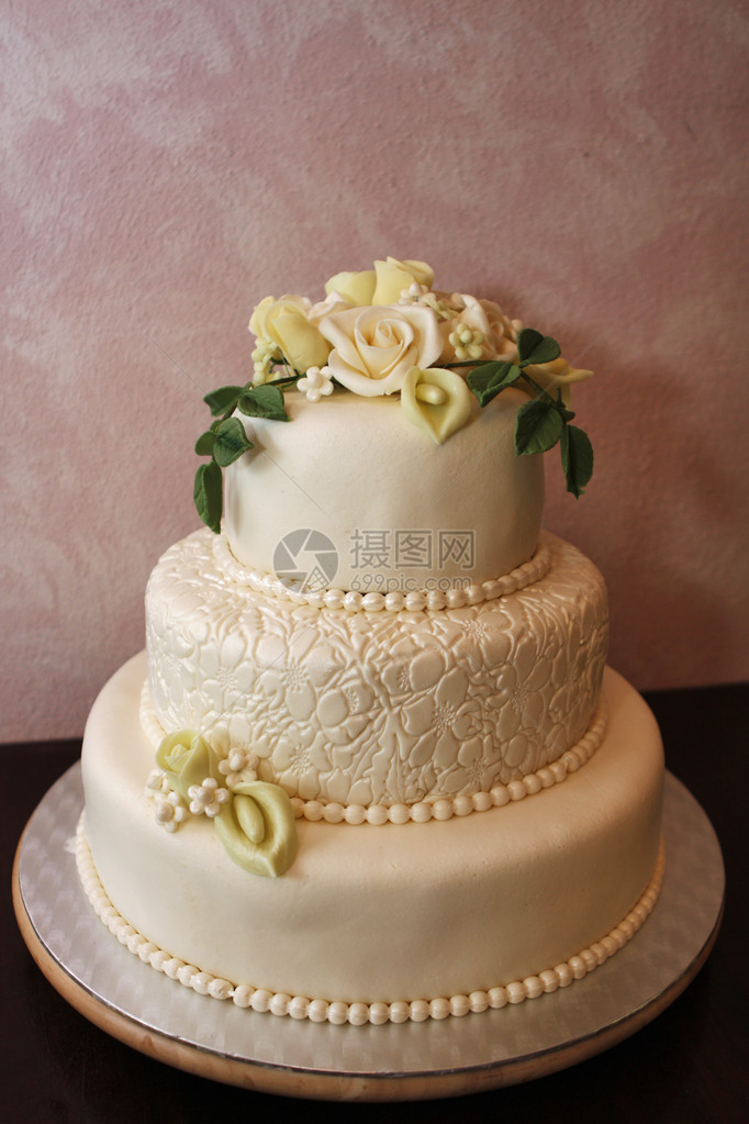 白色简约婚礼蛋糕图片