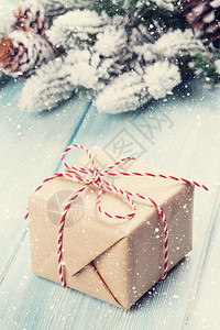 与雪和礼品盒的圣诞树分支色调图片