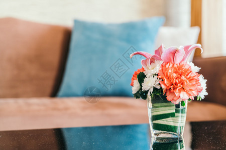 室内桌上的花瓶装饰Vinta图片