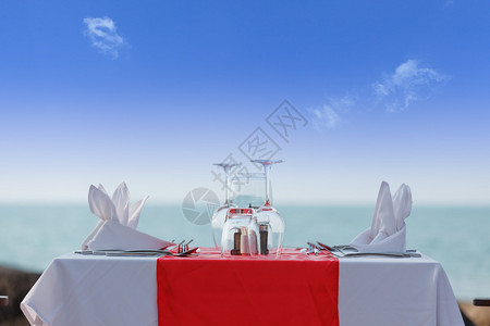 蓝天海滩上的豪华餐桌背景图片