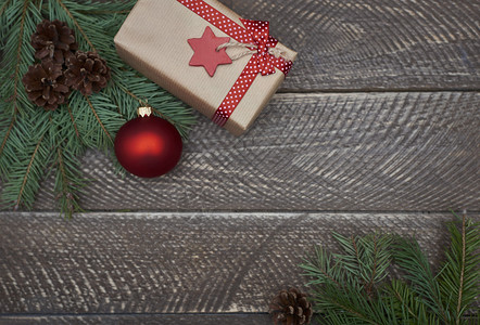 木板背景上的圣诞装饰图片