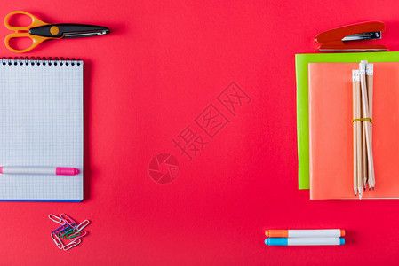 红色背景的固定教科书订书机标记纸剪片剪刀图片
