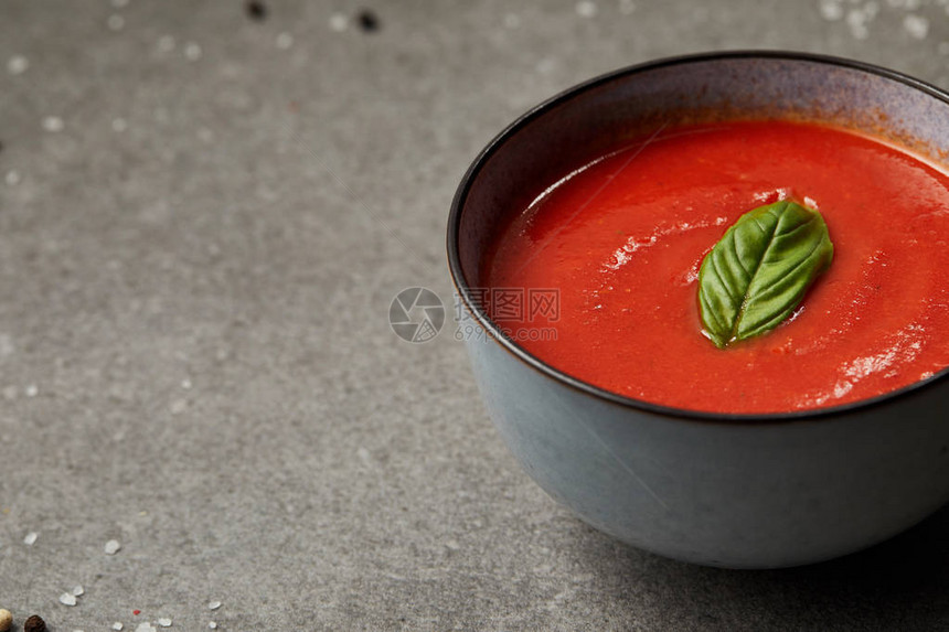 灰桌上的一盘罗勒开胃番茄汤图片