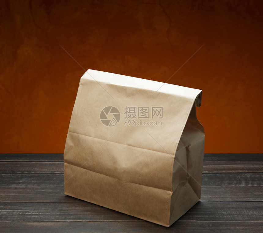 棕色牛皮纸袋午餐或食物在红色背景的木桌上用复制空间包装纸袋午餐食品袋或食品外卖图片