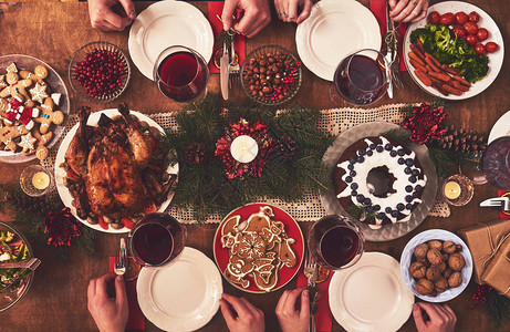 圣诞节家庭晚宴所用餐桌的高图片