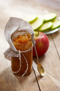 木桌上的一罐苹果酱图片