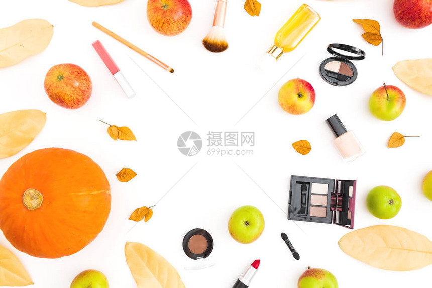 感恩节晚宴框架由秋叶女化妆品和苹果制成图片