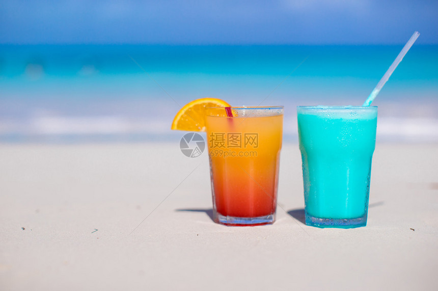 在白沙滩上紧贴蓝色的库拉索图片
