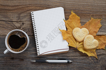 笔记本笔咖啡和饼干图片