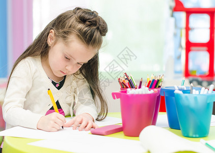 小女孩在幼儿园用钢笔画图片