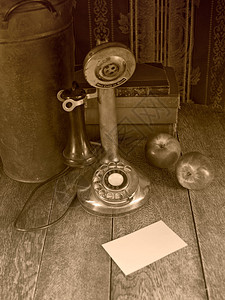 旧电话在一张有空白字条的老桌子上倒影S背景图片