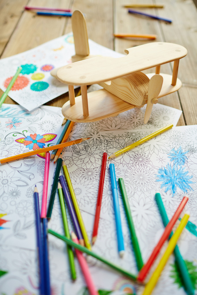 桌上的着色铅笔和木平面的组合图片