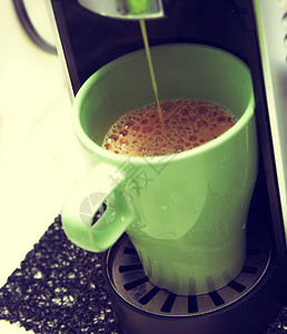 咖啡机的杯子里的咖啡图片
