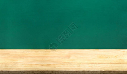 背景中的空木桌和绿色黑板教育学校概念产品展示模图片