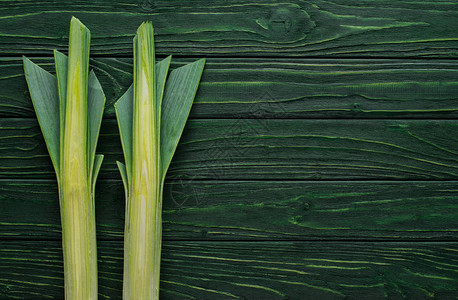 木板上的绿色树叶健康饮食概图片