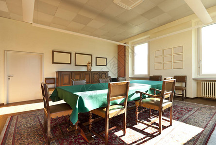 老房子里的会议室绿色的桌子图片