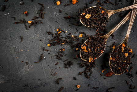 选择茶匙中含有干果和香料的香味茶叶高清图片
