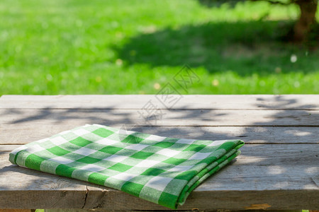 带桌布的空木花园桌绿色散景背背景图片