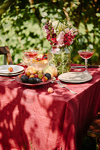 美味水果葡萄酒杯和花束图片