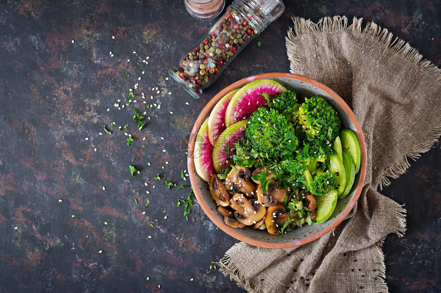 素食佛碗晚餐桌健康食品健康的素食午餐碗烤蘑菇西兰花萝卜沙拉图片
