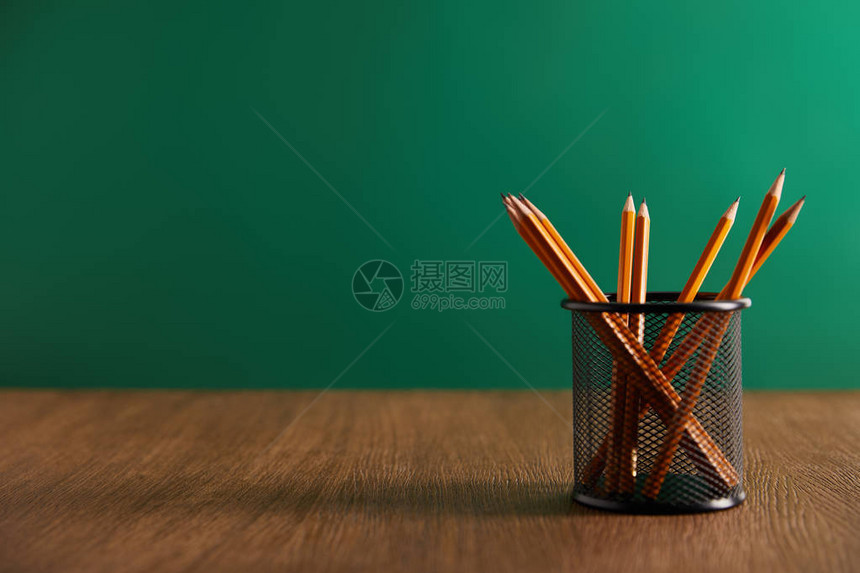木制桌上的铅笔和背景上图片