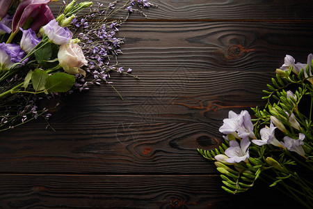 木制桌上紫花束和紫花图片